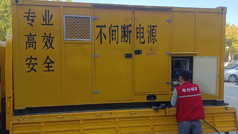富县柴油发电机组和UPS电源配合使用时，如何避免切换过程中的电力中断？